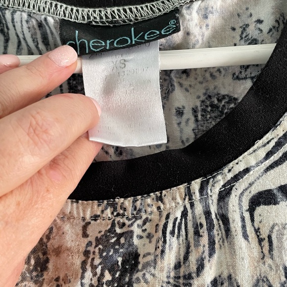 SCRUB TOP - Picture 2 of 2